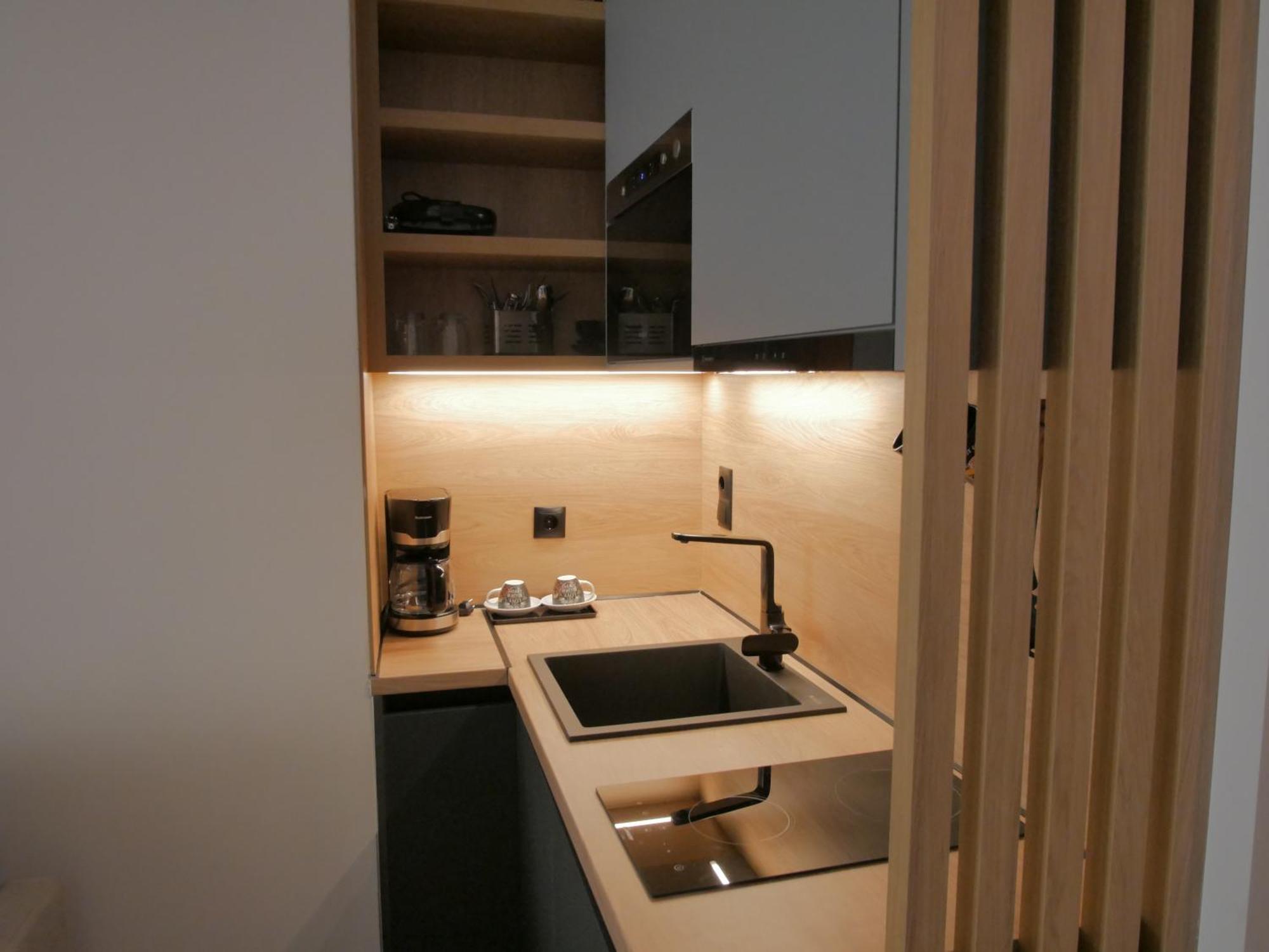 Deluxe One-Bedroom Apartment City View